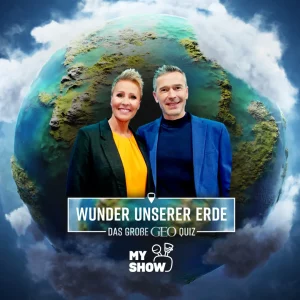 Von Wolken umhüllter Erdenball im Hintergrund und im Vordergrund die Moteratoren Sonja Zietlow und Wissenschafts-Experte Dirk Steffens