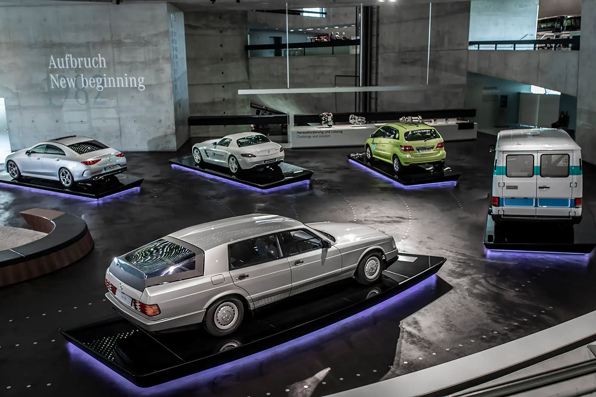 Mercedes Museum Stuttgart - Der Mythosraum 6 der verschiedene Wagen aus verschiedenen Jahrzehnten zeigt, die im Kreis aufgestellt sind