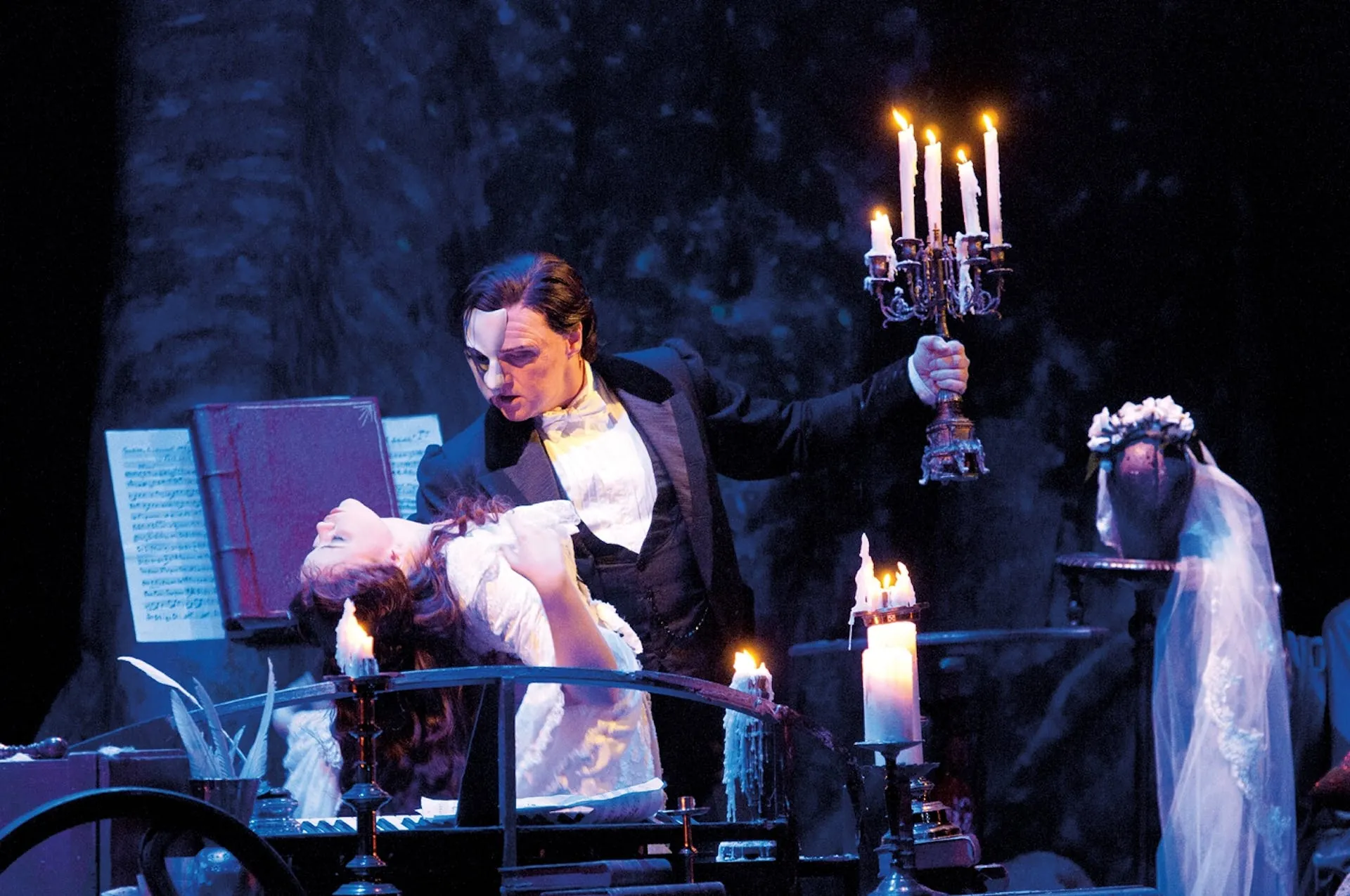 Phantom der Oper - Phantom hält bewusstlose Christine in den Armen