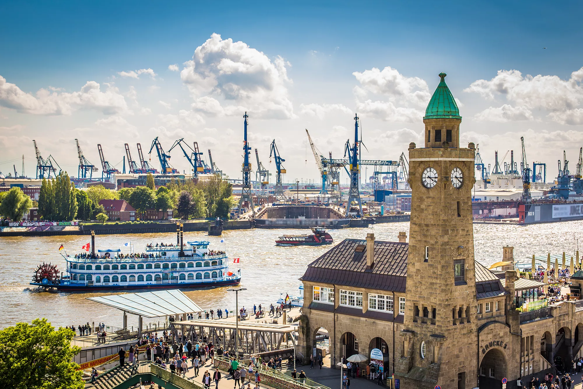 Hafen in Hamburg mit Radschaufeldampfer Louisiana Star bei Hafenrundfahrten Hamburg