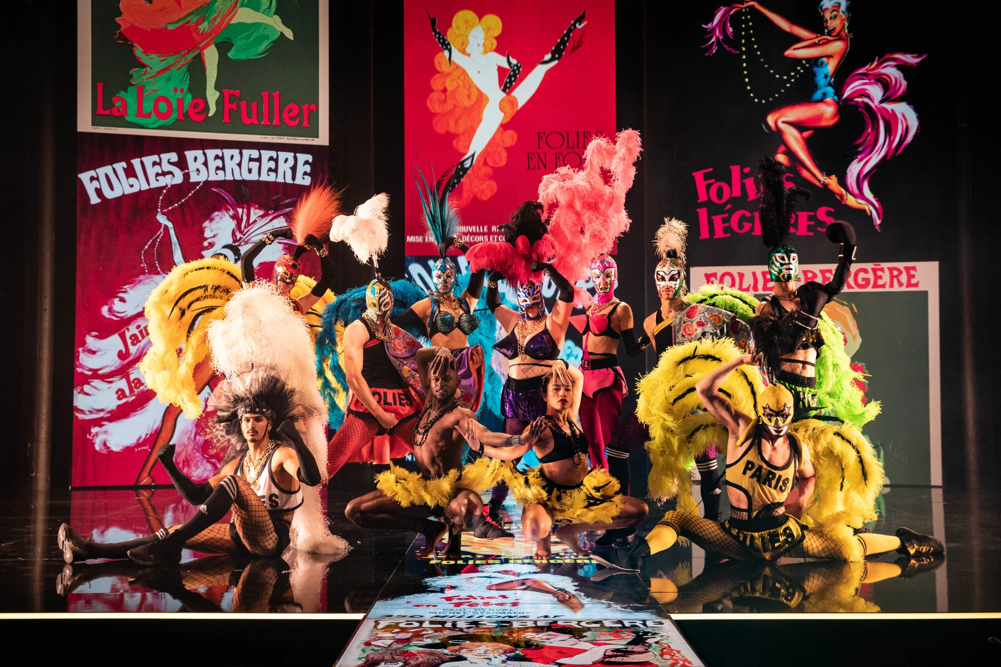 Jean Paul Gaultiers Fashion Freak Show - Männer in auffälligen Kostümen, Netzstrumpfhosen, Federn posieren auf der Bühne