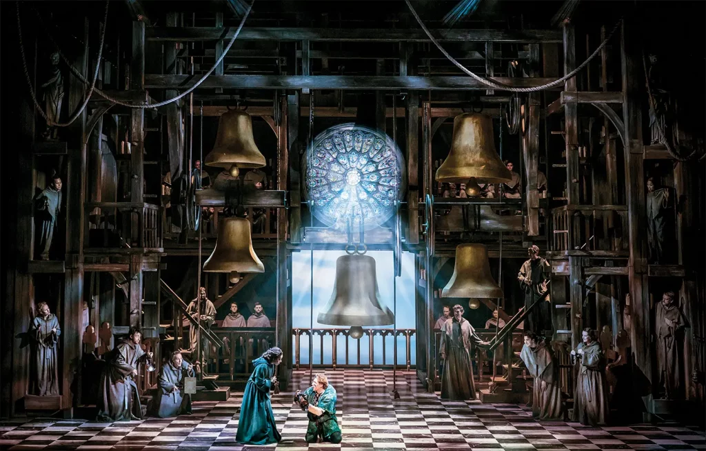 Der Glöckner von Notre Dame Disney - Szene im Glockenturm, Quasimodo kniet vor Esmeralda