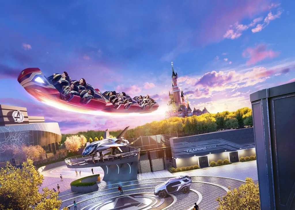 fiktive Fliegende Achterbahn im Disneyland Paris bei einer Pauschalreise. Im Hintergrund Cinderella Castle