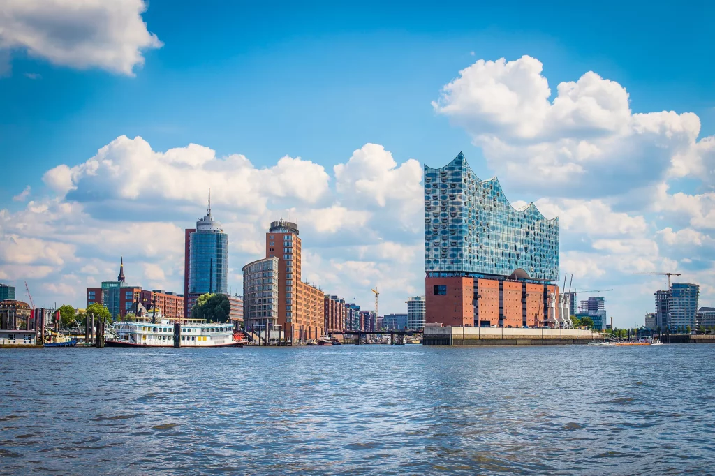 Elbphilharmonie vom Wasserblick bei Hafenrundfahrten Hamburg vor blauem Himmel mit Kumuluswoleken