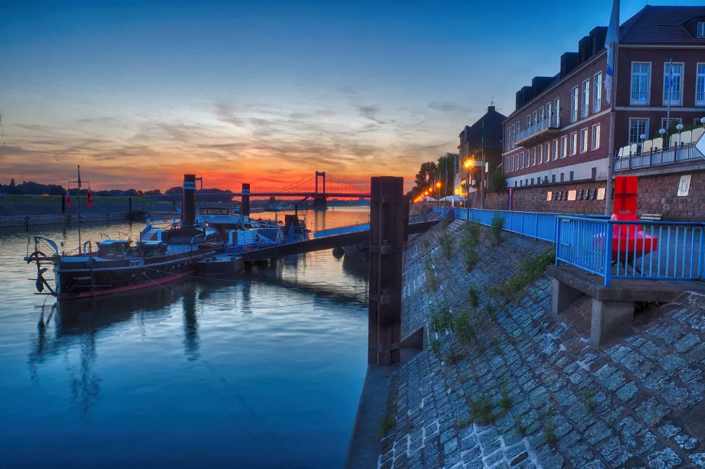 Schimanski Duisburg Tour - Steiger Schifferbörse im Sonnenuntergang in Duisburg ist einen Besuch wert