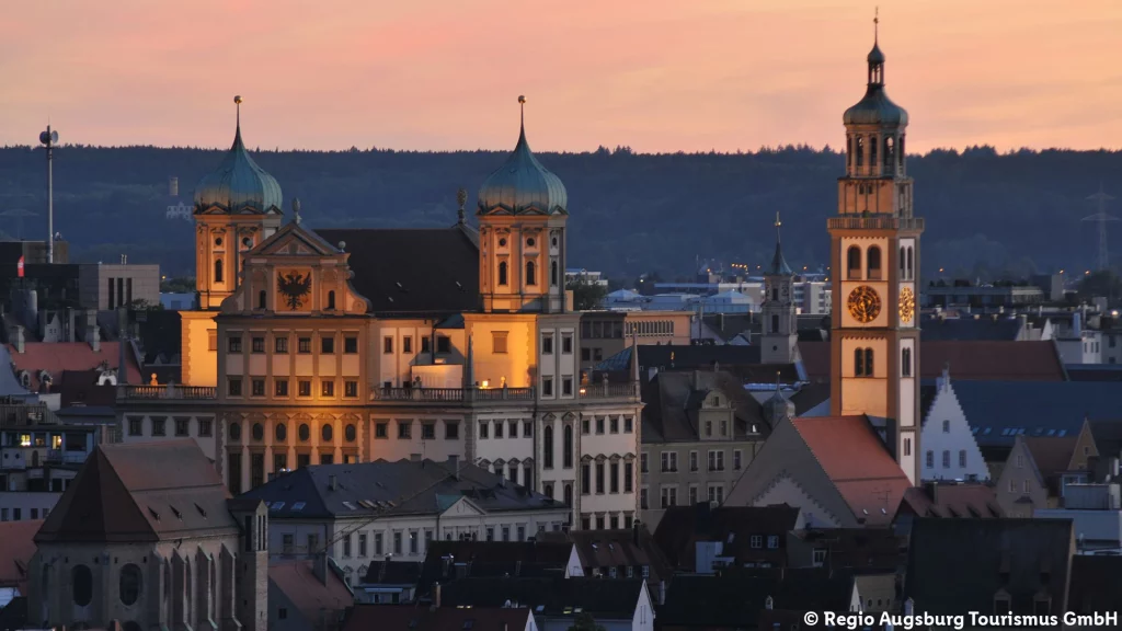 Blick auf Rathaus bei Nacht bei einer Reise Augsburg mit Hotel