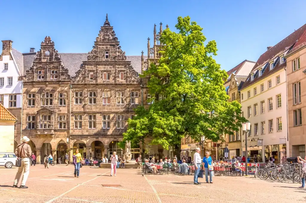 Marktplatz bei Sonnenschein beim Besuch mit Stadtführung Münster
