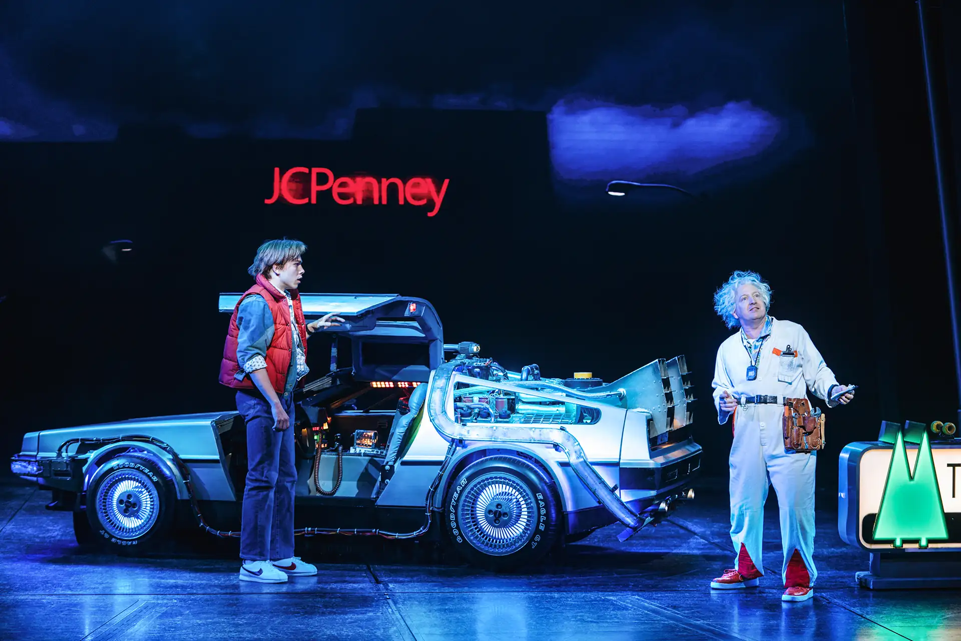 Zurück in die Zukunft – Das Musical, Szenenmotiv: Marty McFly und Doc Brown vorm DeLorean (UK Cast).